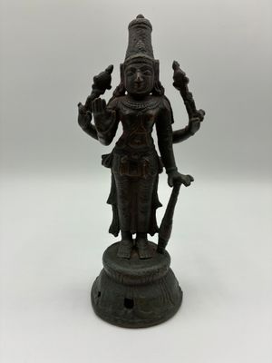 une image représentant une statue de femme tenant un bâton