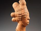 une image représentant une sculpture en argile représentant la tête d'une femme