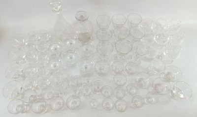un grand nombre de verres à vin vides posés sur une table