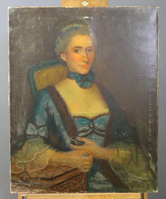 un vieux tableau représentant une femme en robe bleue assise sur une chaise