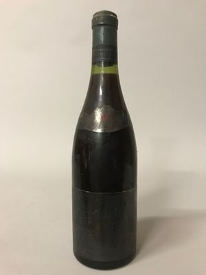 une bouteille de vin posée sur une table