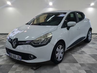 la voiture blanche est garée sur un sol en damier dans le garage