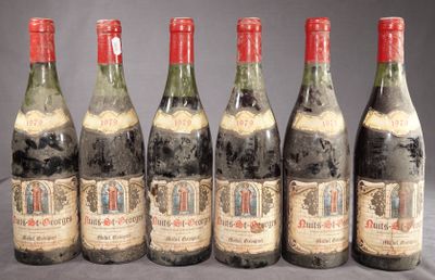 six bouteilles de vin sont alignées sur une table