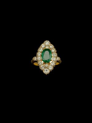 une bague en émeraude et diamant