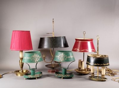 tout un tas de lampes différentes posées sur une table