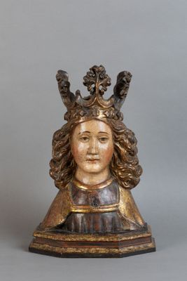 l'image d'une statue de femme avec une couronne sur la tête