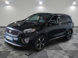 le 4x4 noir est garé sur le sol en damier d'un garage