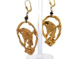 boucles d'oreilles plaquées or représentant un oiseau dans un cœur et une perle