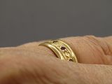 gros plan de la main d'une personne portant une bague