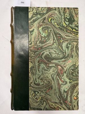 un vieux livre à la couverture noire ornée d'un motif marbré