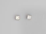 une paire de boucles d'oreilles à clous en diamant taille princesse