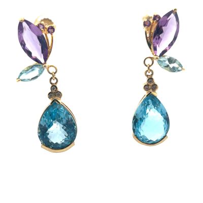 une paire de boucles d'oreilles ornées de pierres bleues et violettes