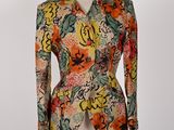 une veste florale orange et verte sur un mannequin mannequin