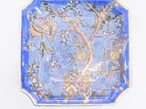 une assiette bleue ornée d'un motif floral