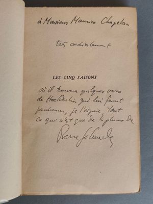 un gros plan sur un livre sur lequel est posée une lettre manuscrite