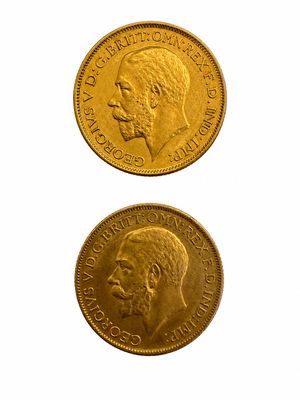 deux types différents de pièces d'or sur fond blanc