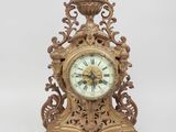 une horloge en bois posée sur une surface blanche