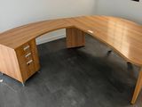 un grand bureau en bois à deux tiroirs dans un coin
