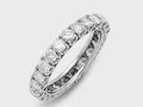 gros plan d'une bague en diamant sur fond blanc