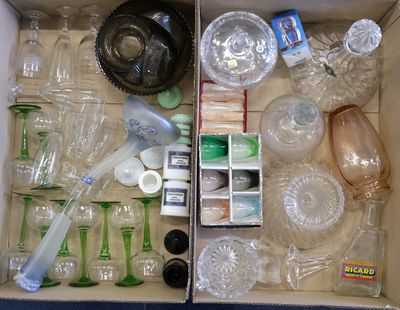 une boîte remplie de bouteilles en plastique vides et d'autres objets
