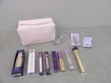 beaucoup de produits de maquillage et un sac posés sur la table