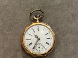 une montre de poche ancienne avec des chiffres romains sur le cadran