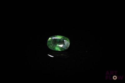 des tourmalines vertes sur fond noir