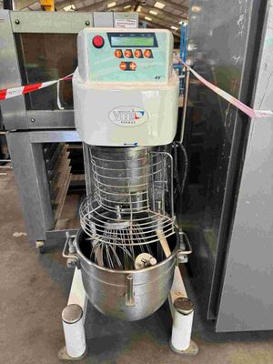 une machine placée au milieu d'une pièce