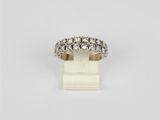 une bague en or blanc et diamants, ornée de trois rangées de diamants