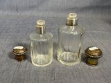 trois bouteilles en verre posées les unes à côté des autres sur une table