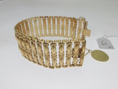 Gros plan sur un bracelet en or portant une étiquette