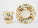 une tasse et une soucoupe placées l'une à côté de l'autre sur une table