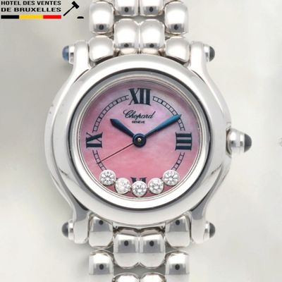 une image montrant un gros plan d'une montre-bracelet au cadran rose
