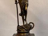 une statue représentant la Justice tenant une balance