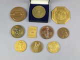 beaucoup de pièces d'or et d'argent dans une boîte bleue