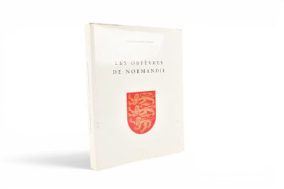 un livre blanc avec un bouclier rouge sur la couverture