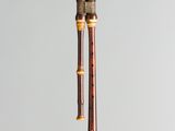 un petit instrument en bois suspendu à une ficelle