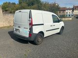 une camionnette blanche garée sur le bord de la route