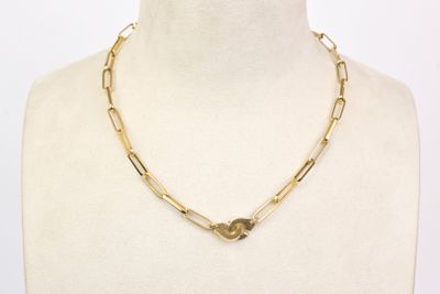 un gros plan sur un mannequin portant un collier à chaîne en or