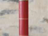 un livre rouge posé sur une table