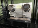 deux machines posées sur un comptoir noir