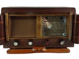 une radio à l'ancienne posée sur un meuble en bois