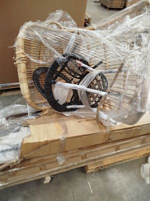 un vélo emballé dans du plastique et posé sur une palette
