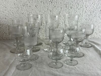 un grand nombre de verres à vin vides posés sur une table