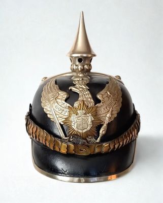 un casque noir et doré orné d'un aigle doré
