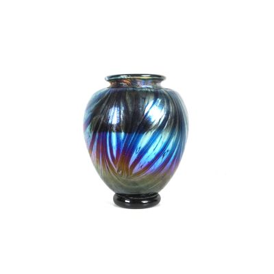 un vase en verre orné d'un motif tourbillonnant bleu et violet