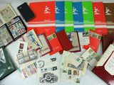de nombreux types de timbres et d'enveloppes disposés sur une table