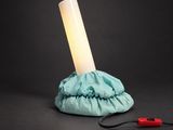 une photo d'une lampe posée sur une table