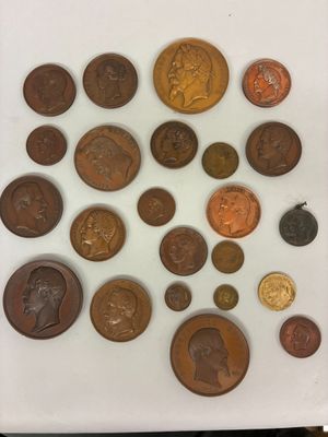une image représentant une photo d'un tas de pièces de monnaie posées sur une table