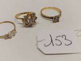 trois bagues en or serties de diamants, accompagnées d'une étiquette de prix, posées sur un fond blanc